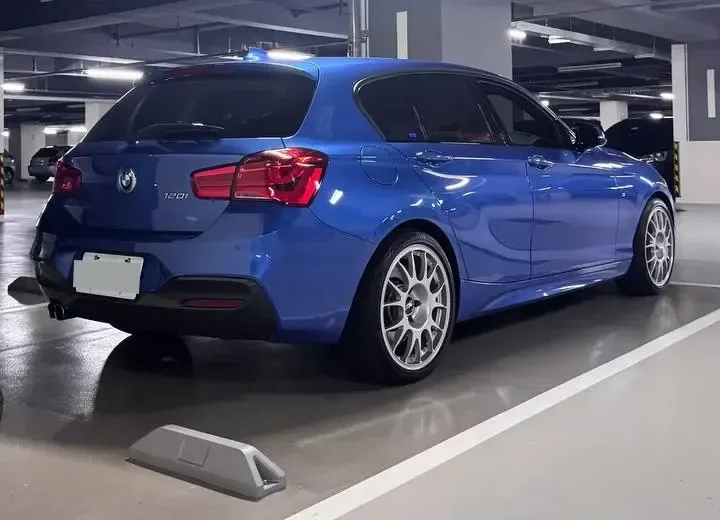 換上 BBS 鋁圈的藍色 BMW F20 120i 車尾
