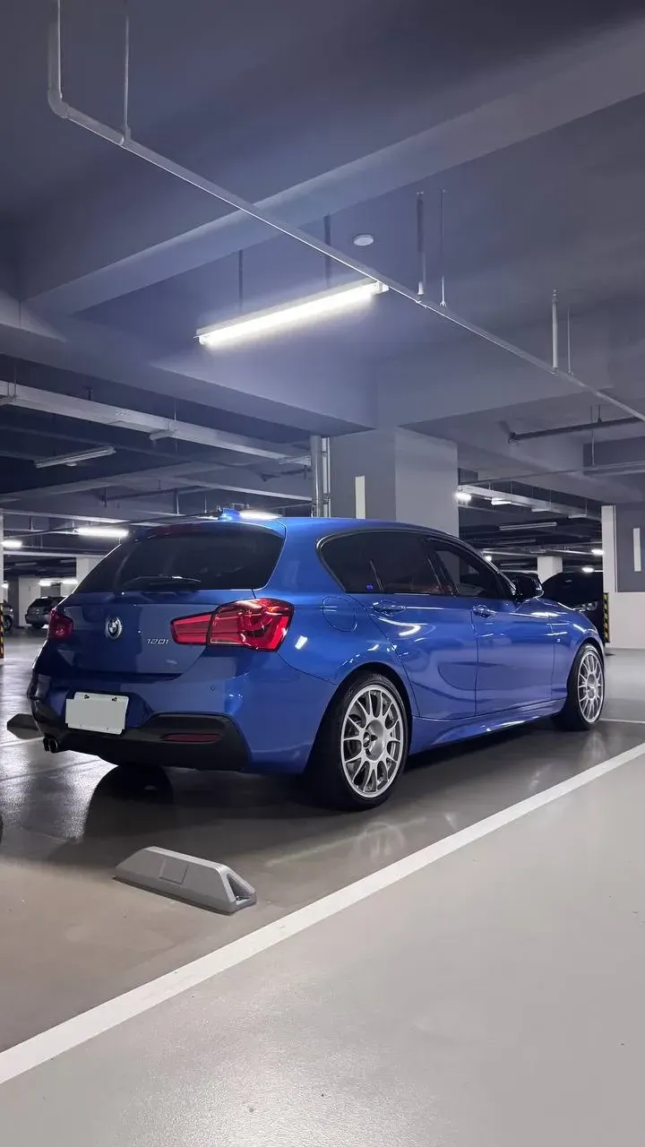 BMW F20 120i 換上 BBS 鋁圈,地下停車場後側視角