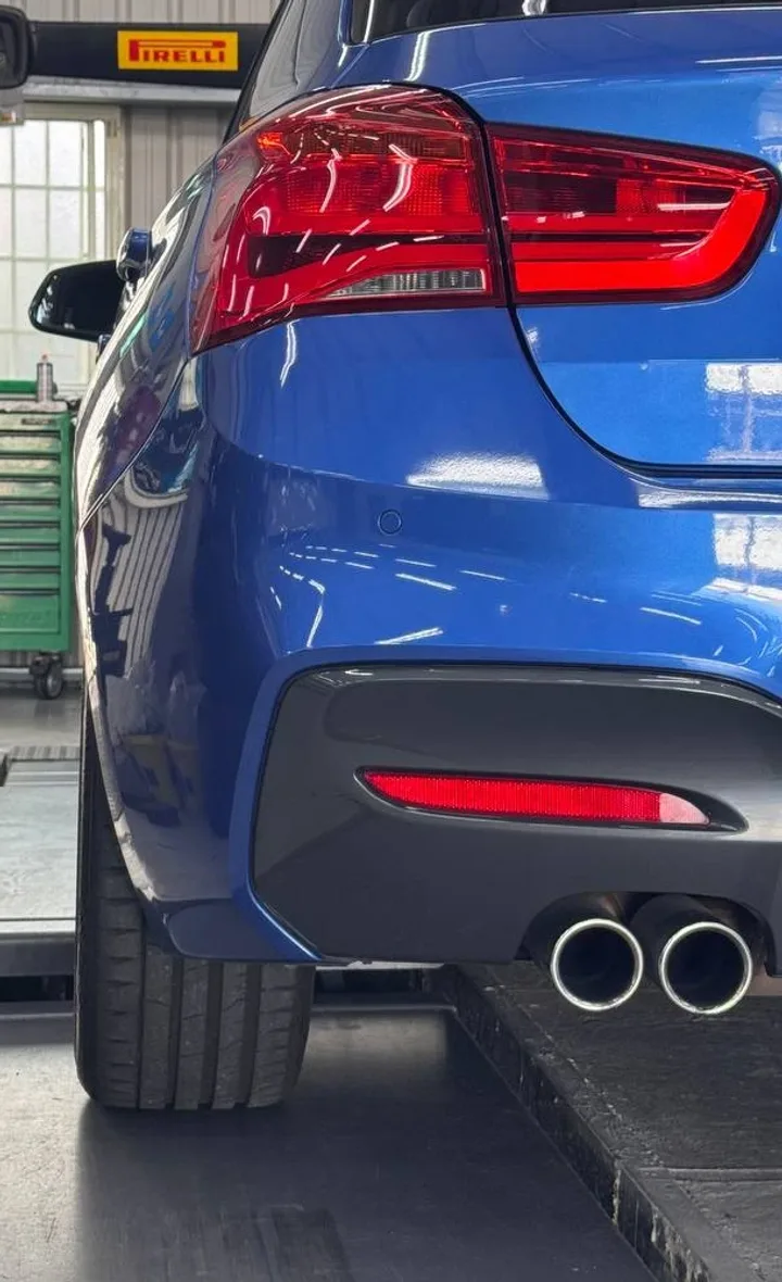 BMW F20 120i M Sport 原廠 18 吋鋁圈後輪,輪胎縮在葉子板內