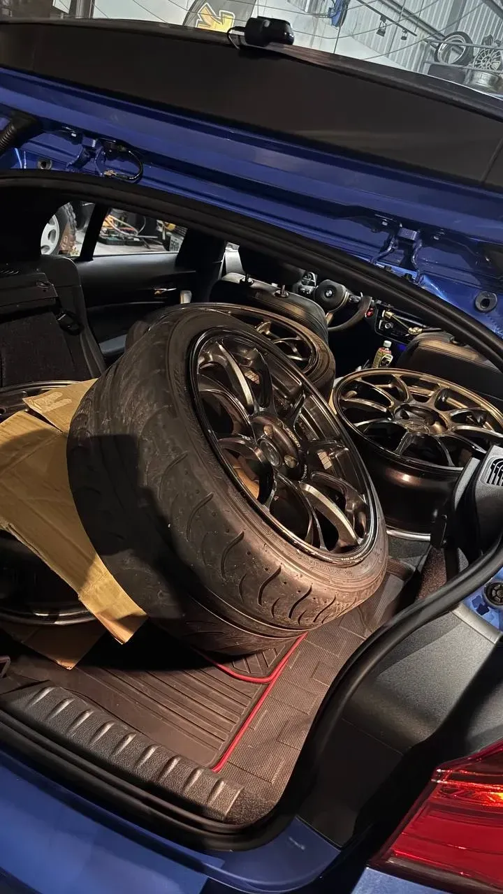 RAYS ZE40 鋁圈放在 F20 後車廂