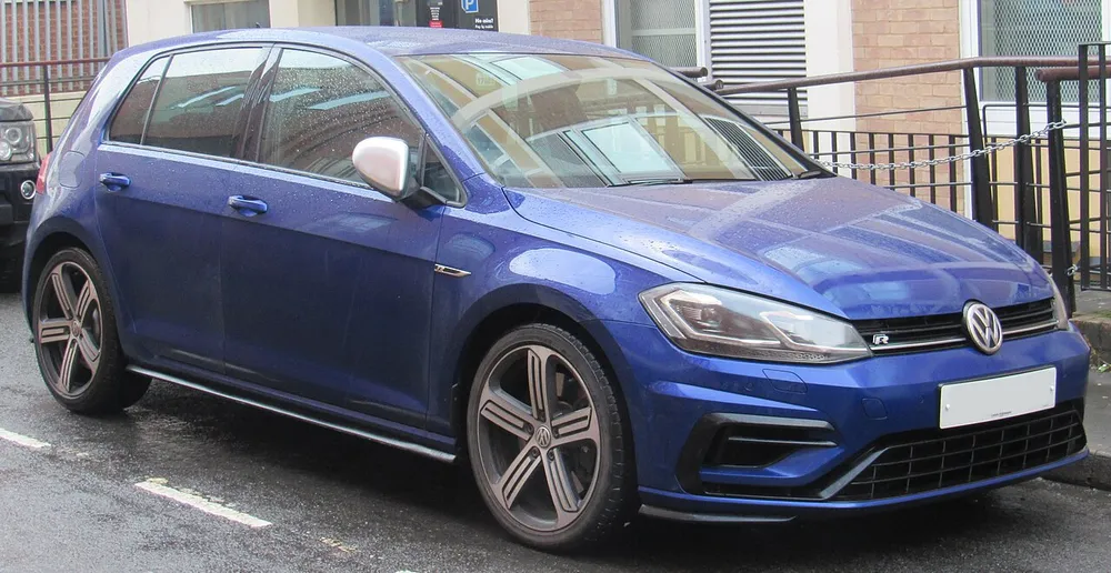 2017 年小改款 Volkswagen Golf R 前側