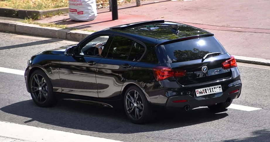 黑色 BMW M140i F20 車尾側面