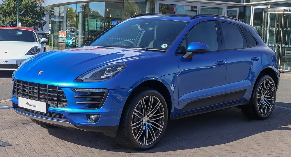 2018 年藍色 Porsche Macan 2.0 前側