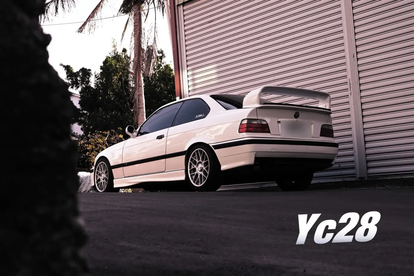 白色 BMW E36 雙門