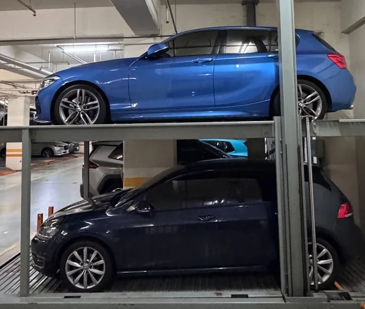 藍色 BMW F20 120i 和深藍色 VW Golf 停在同一座機械車位上下層