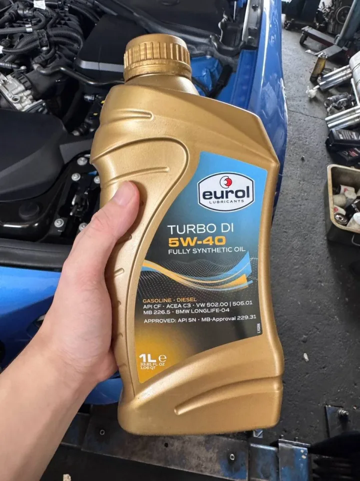 Eurol Turbo DI 5W-40 全合成機油瓶身標示,背景是 F20 120i 引擎室