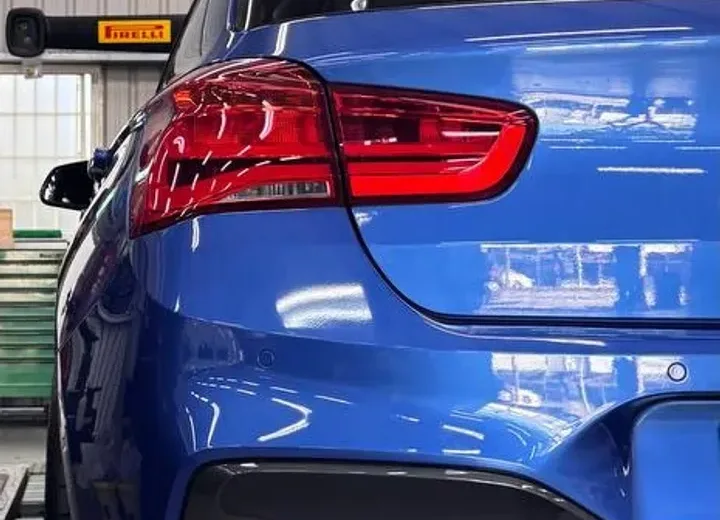 藍色 BMW F20 120i 的尾燈特寫