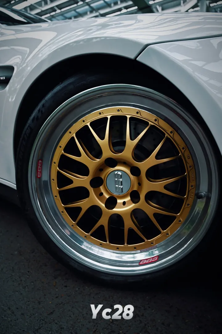E92 M3 的金色 BBS E88 鋁圈特寫