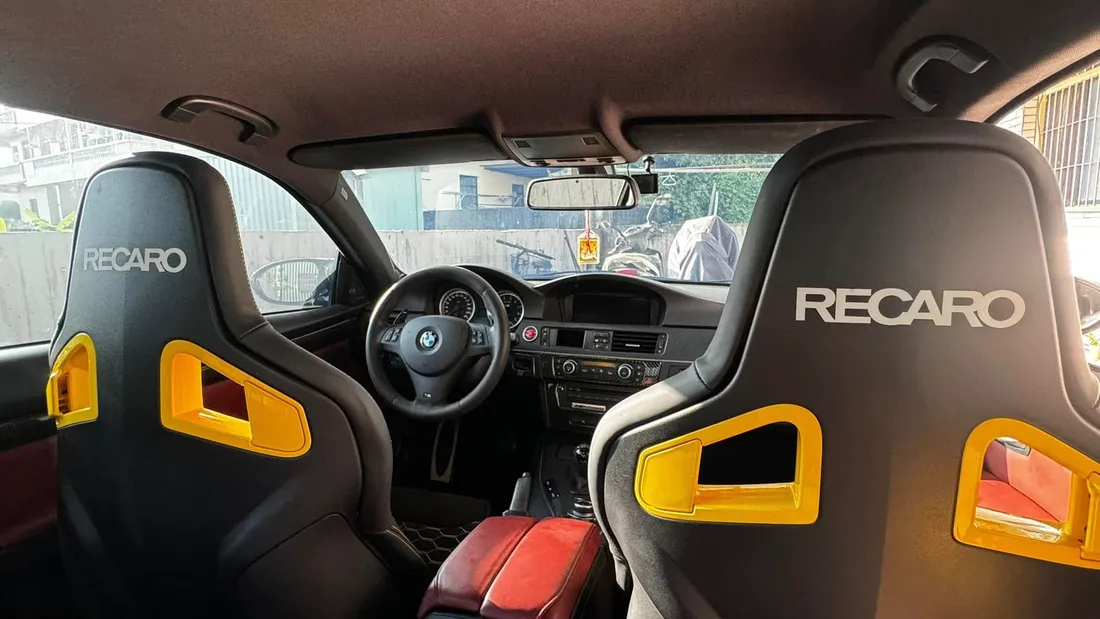 E92 M3 車內換上一對 RECARO RS 賽車椅