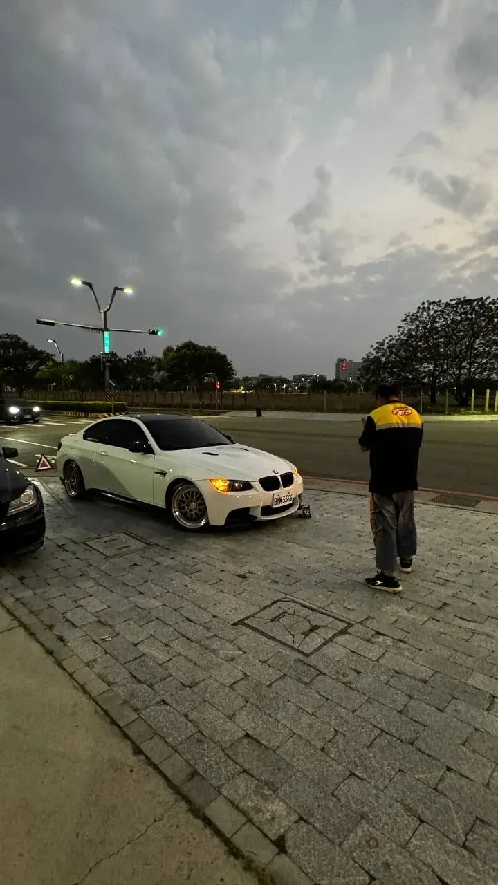 E92 M3 傍晚停在路邊等拖車,前方放了三角警示牌,救援技師在旁邊