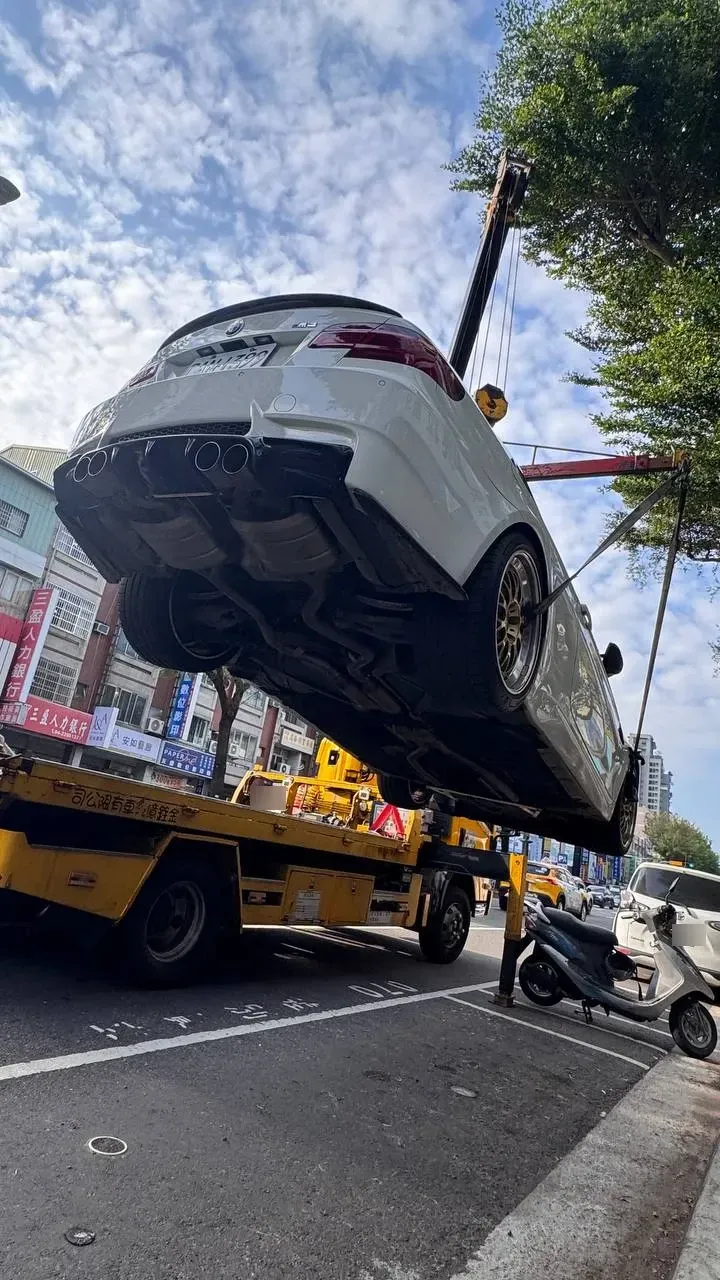 E92 M3 被吊起時的車底與排氣管