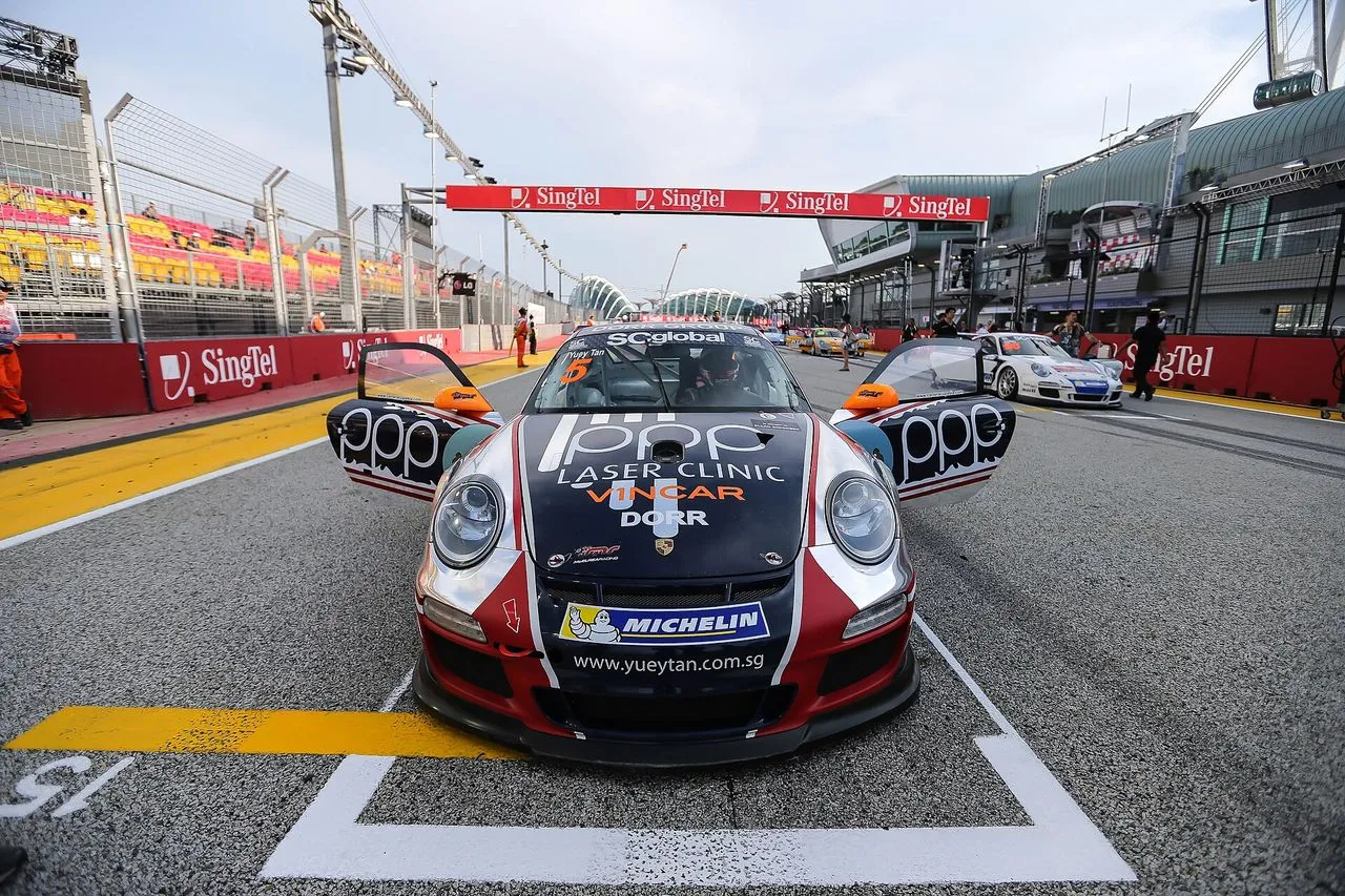 新加坡 F1 暖場賽 Porsche Carrera Cup Asia 起跑格上的 911 GT3 Cup 賽車