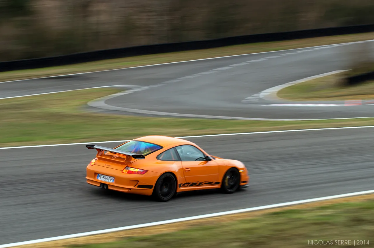 保時捷 911 GT3 RS 在法國 Pau-Arnos 賽道的賽道日過彎